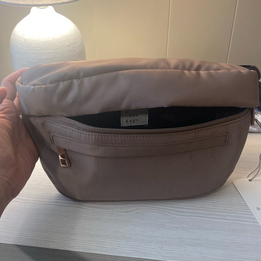 NWT adjustable shoulder/waist bag